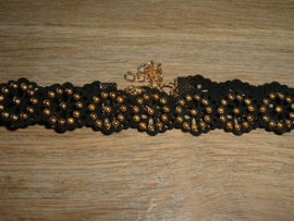 Mooie sjieke zwarte choker met goudkleurige studs