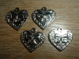 Mooie zilverkleurige hangertjes van een hartje met een strik