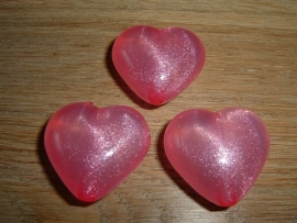 Mooie roze kralen in de vorm van een groot hart