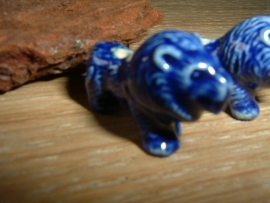 Mooie donkerblauwe keramieke kralen in de vorm van een leeuw