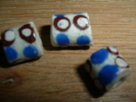 Mooie witte glaskralen met een blauw en bruin stippen patroon