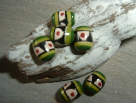 Mooie kleine keramieke indianenkralen in de vorm van een tonnetje 7 mm.
