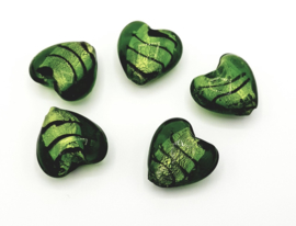 Groene zilverfolie glaskralen in de vorm van een hart 15 mm.
