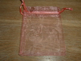 Mooie  antiekroze organza zakjes 9 x 7 cm.