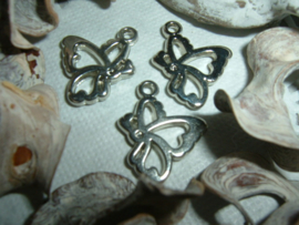 Mooie zilverkleurige hangertjes/bedeltjes van een vlindertje
