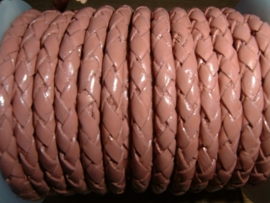 Mooi rond gevlochten leer in de kleur poeder roze.