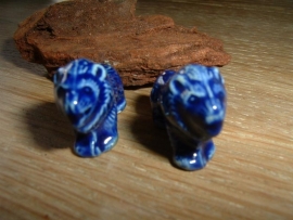 Mooie donkerblauwe keramieke kralen in de vorm van een leeuw