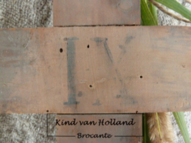 Houten kruis met Romeinse cijfers *