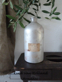 Metalen fles met etiket*