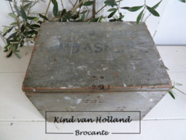 Kistje met verfresten *