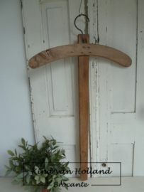 Oude houten kledinghanger B *