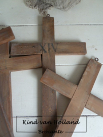Houten kruis met Romeinse cijfers *