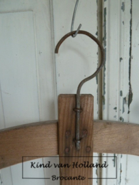 Oude houten kledinghanger B *