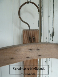 Oude houten kledinghanger B *