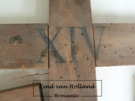 Houten kruis met Romeinse cijfers *