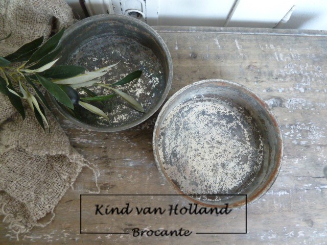 Set van 2 oude beschuitmallen. *