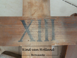 Houten kruis met Romeinse cijfers *