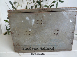 Kistje met verfresten *