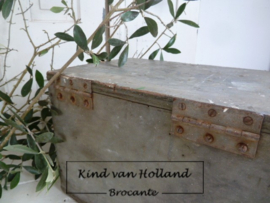 Kistje met verfresten *