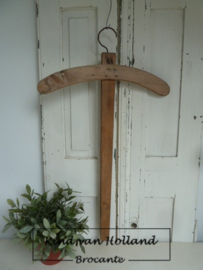Oude houten kledinghanger B *