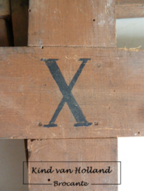 Houten kruis met Romeinse cijfers *