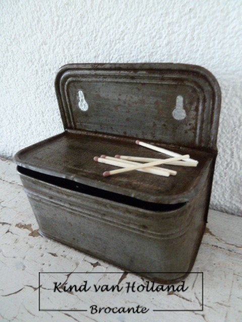 Oud luciferblikje *