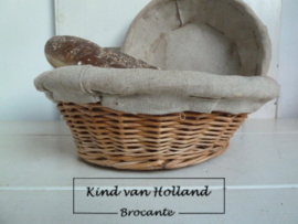 Broodmandje met oud linnen *