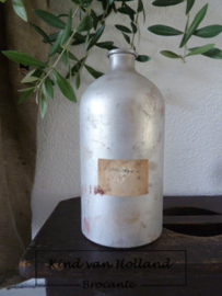 Metalen fles met etiket*