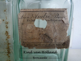 Oud flesje met etiketje *