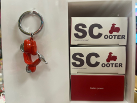 Rode scooter sleutelhanger
