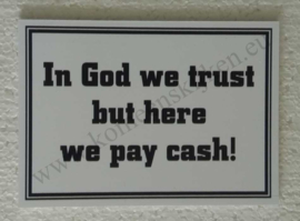 kunststof bordje In God we trust but here we pay cash! 10x14 cm