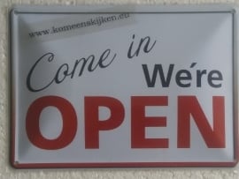 metalen ansichtkaart Come in we're open 15 x 10 cm