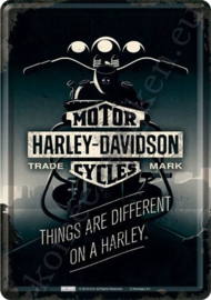 Metalen ansichtkaart Harley Davidson Things are different 10-14 cm