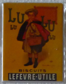 metalen koelkastmagneet LU biscuits jongentje 8 bij 6 cm.