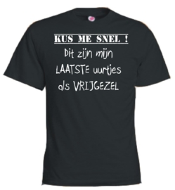 T-shirt zwart Kus me snel - vrijgezel