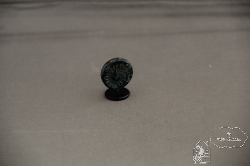 Fossiel schelp op standaard