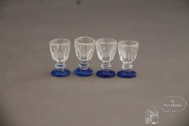 Vier glazen met blauwe voet