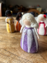 Kerst elfje met een lila jurje