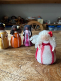 Kerst elfje met rode accenten