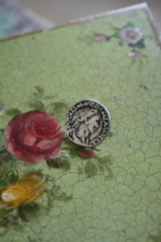 metalen knoopje met Romeinse afbeelding