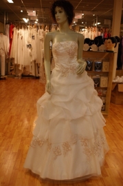 Strapless ivoor bruidsjurk   ( Nr. Q - 1002 )