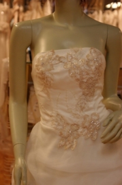Strapless ivoor bruidsjurk   ( Nr. Q - 1002 )