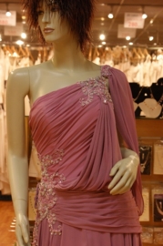 Zeer aparte galajurk one shoulder