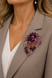 Paarse bloemenbroche met steentjes