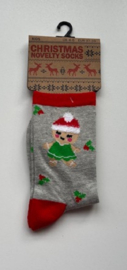 Kerst sokken grijs / rood met hulst en popje afbeelding in maat 37 - 39