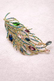 Goudkleurige veerbroche met gekleurde steentjes