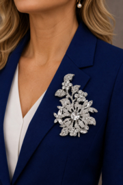Grote zilverkleurige bloemenbroche