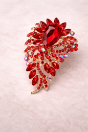 Rode bloemenbroche met steentjes