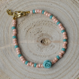 Zalmroze meisjes kralen armbandje met roosje