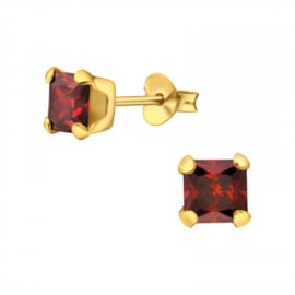 Oorknopjes vierkant 925 zilver Gold plated met rode zirkonia